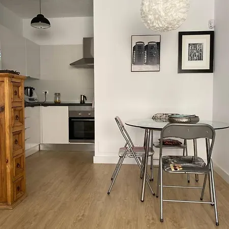 Coqueto Apartamento Con Garaje דירה *